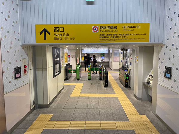 1.浅草橋駅　西口を出て左出口を左折します。
