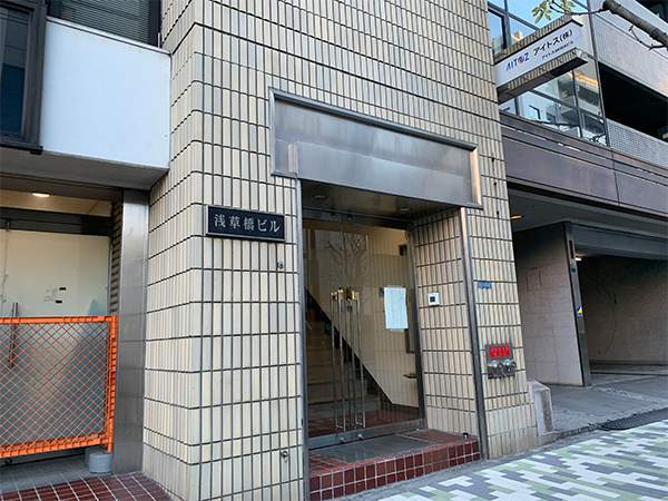 6.「浅草橋ビル」入口を入った奥にエレベーターがあります。